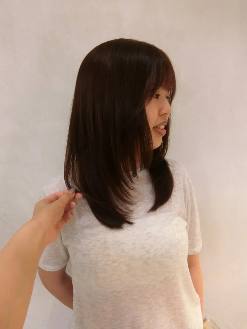 セミロング iroha/ レイヤーカットモデルのヘアスタイル
