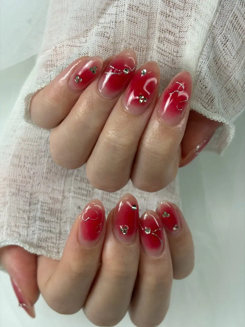 ネイル チークネイル グラデーション ハート 赤色 ハンドネイル iro+ nailのネイルデザイン