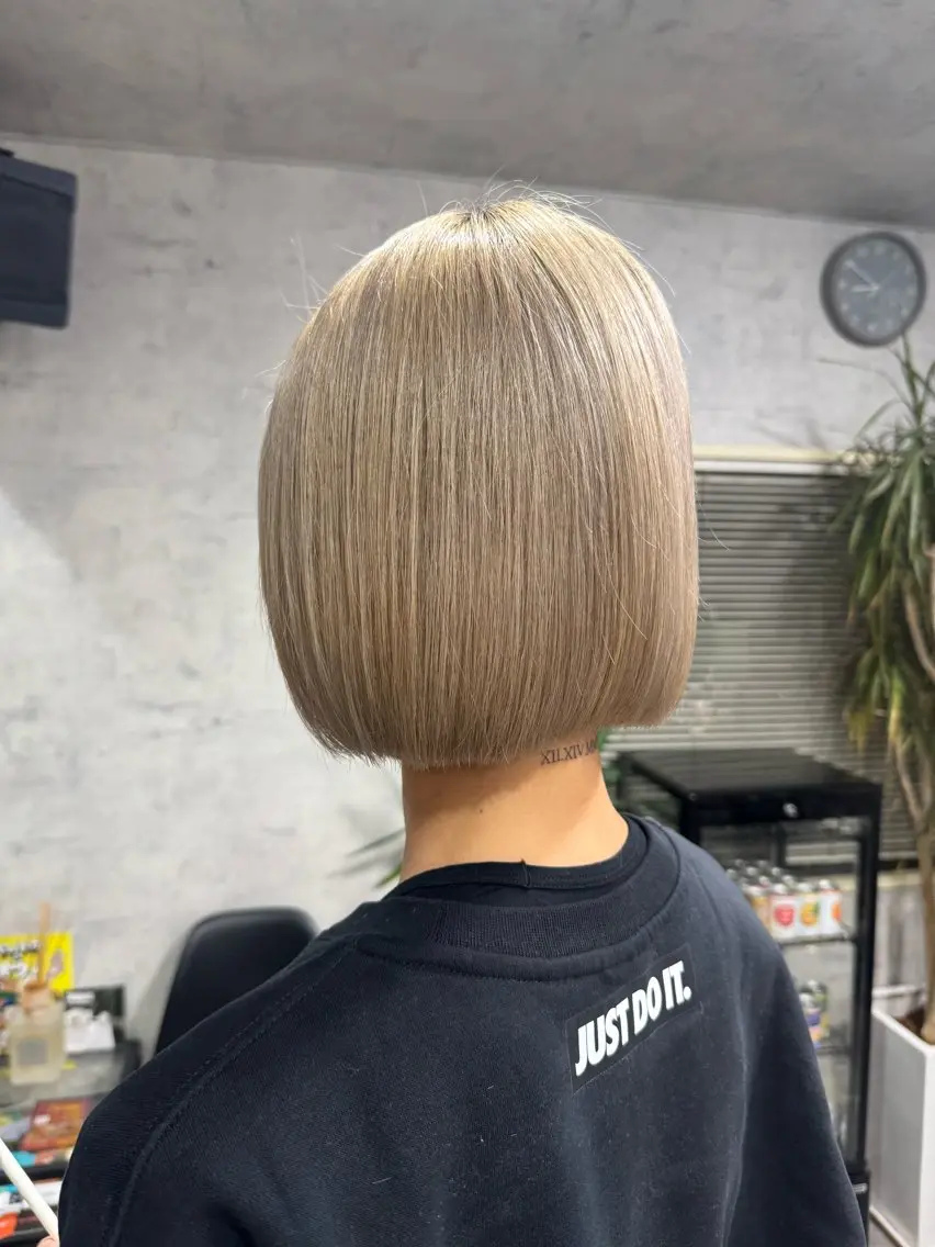 ショート カラー ベージュカラー ブリーチ ブロンド ハイトーンカラー ホワイトベージュ ヘアカラー トリートメント ブリーチ特化 梅田本多翔のヘアスタイル
