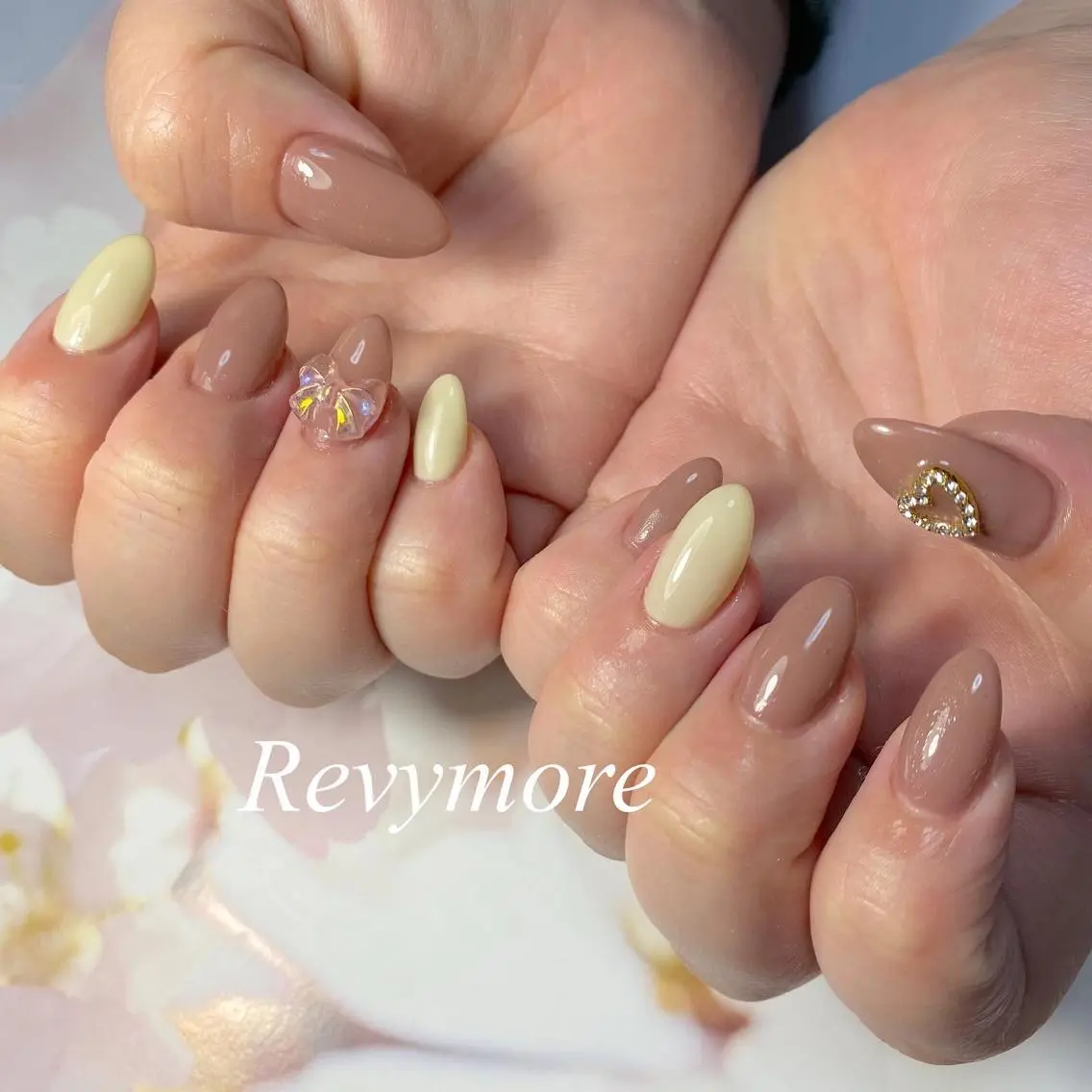 ミディアム ネイル ジェルネイル ハート ニュアンスネイル オフィスネイル ピンク nail salon Revymoreのネイルデザイン