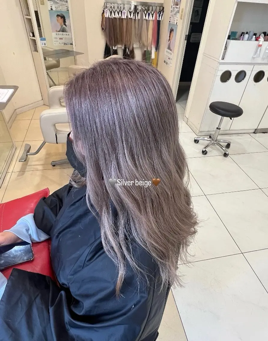 セミロング カラー ベージュカラー ブリーチ ハイトーンカラー シルバー シルバーベージュ ヘアカラー LiTA 友田未来のヘアスタイル