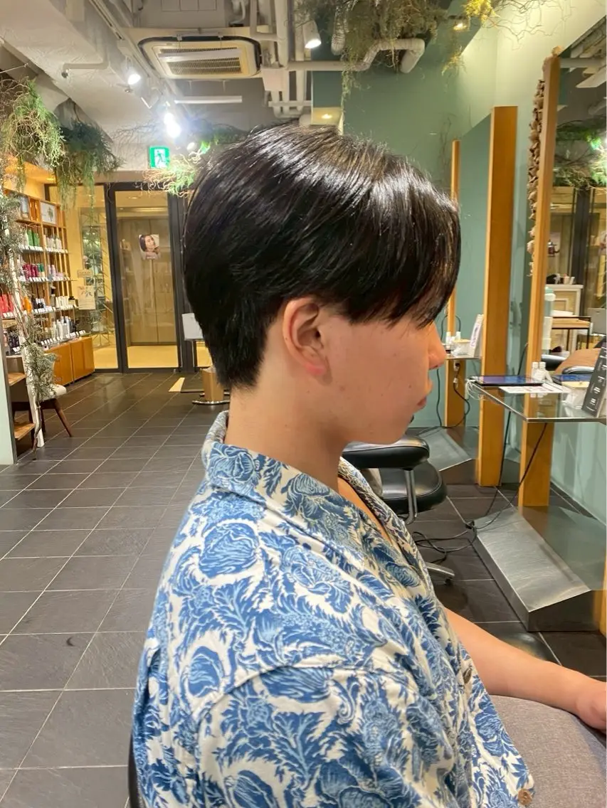 メンズ センターパート 刈り上げ 表参道 AVEDA 高橋亘輝のヘアスタイル