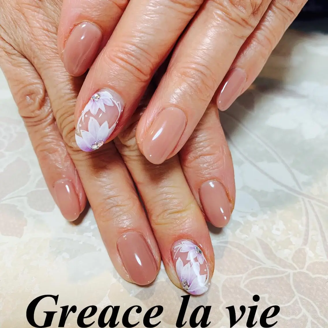 ミディアム カラー キッズ ネイル マツエク・マツパ ゴージャス クリスマス アートネイル 長さ出し フットネイル Greace  la vieのネイルデザイン