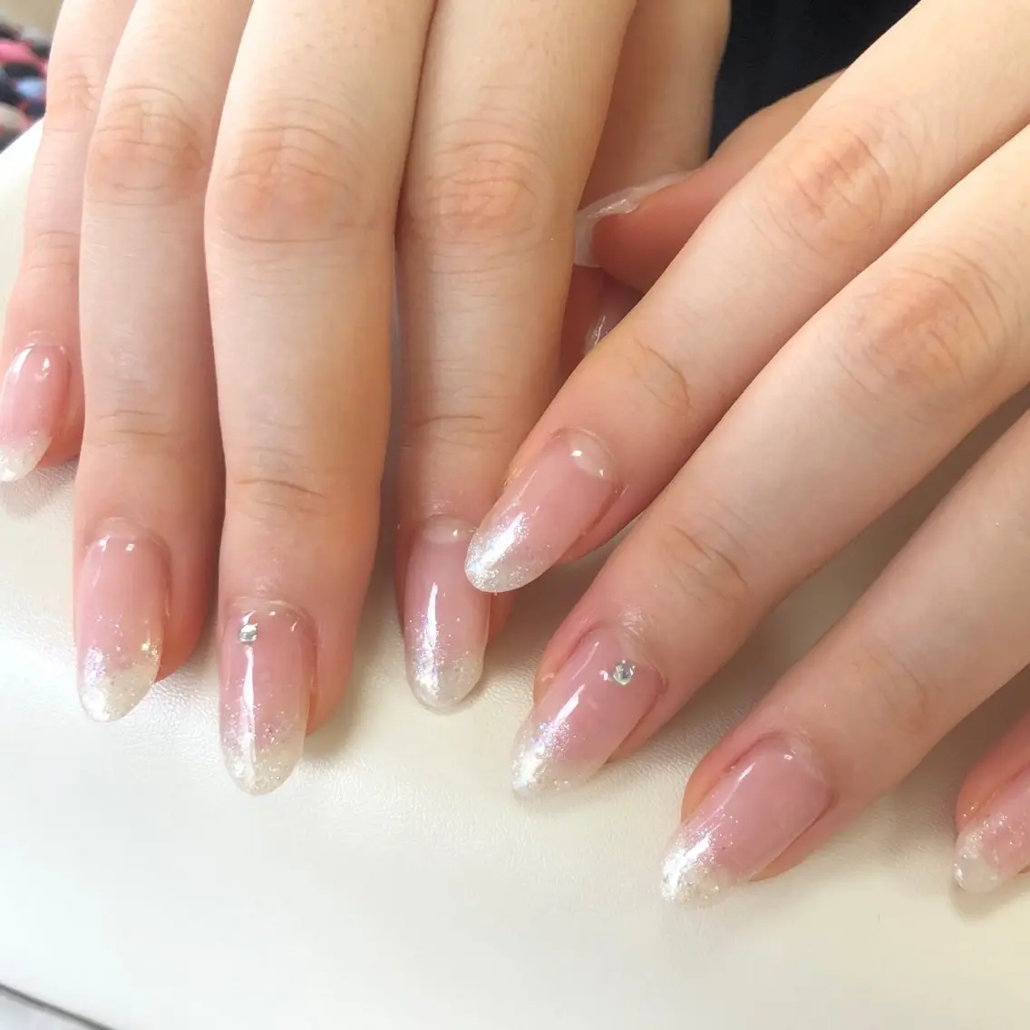 ネイル グラデーション キラキラネイル ニュアンスネイル ホワイト ハンドネイル salon *meehoのネイルデザイン