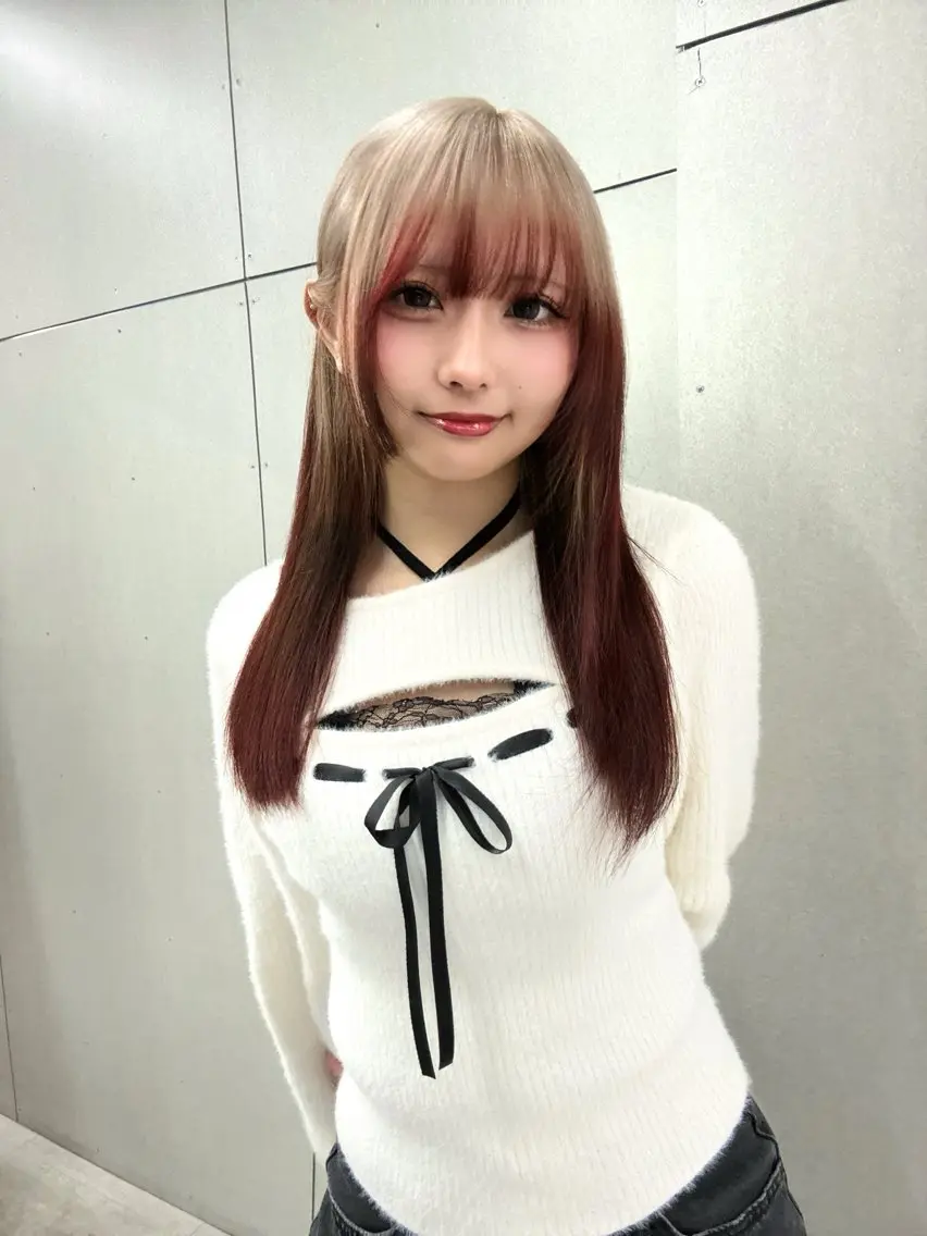 セミロング カラー ヘアカラー GEM YURI ハイトーンカラーのヘアスタイル
