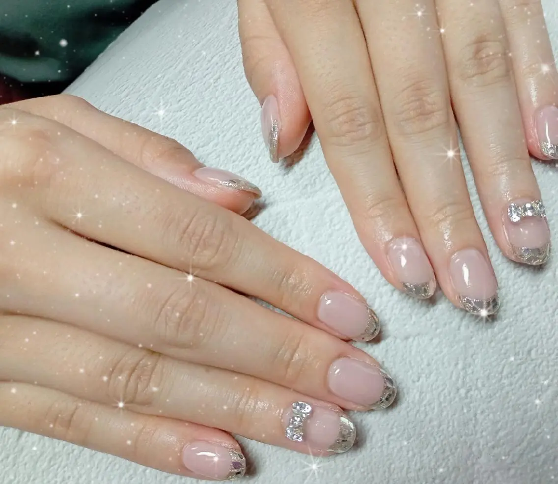 ミディアム ネイル フレンチネイル ガラスフレンチ ホログラムネイル ラメ(グリッター) オフィスネイル ハンドネイル flure de neige yukiのネイルデザイン