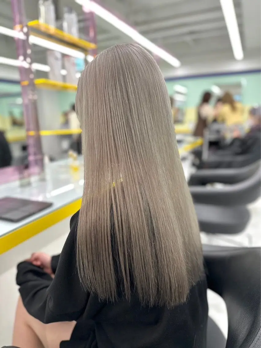 セミロング カラー ヘアアレンジ 🫧モテる💗ダメー ジレスハイトーン🫧のヘアスタイル