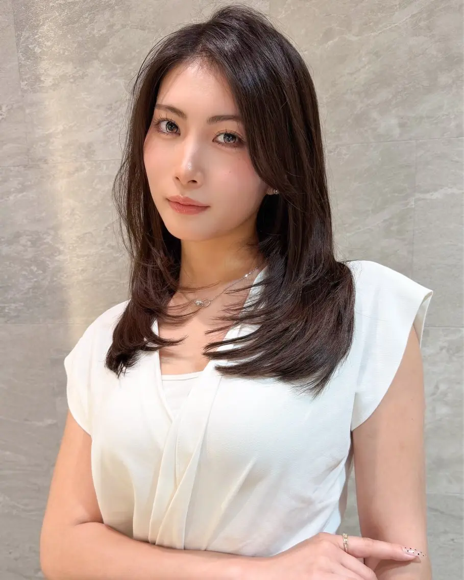 セミロング くびれヘア くびれレイヤー レイヤーカット 小顔カット カット ヘアカラー トリートメント 小顔レイヤー/顔周り 艶髪カラー/金山のヘアスタイル