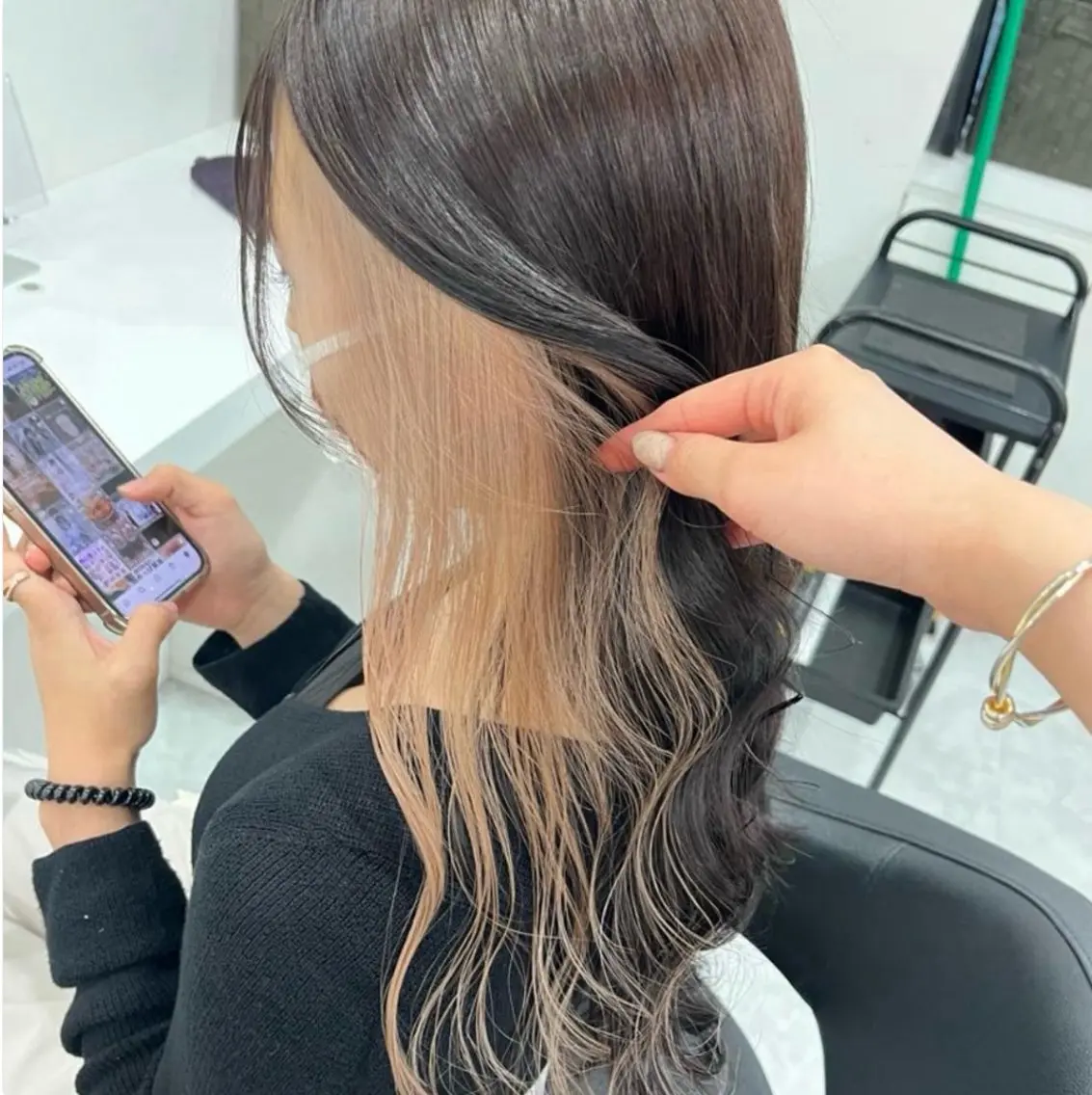 ロング カラー イヤリングカラー インナーカラー 🫧うる艶トレンド 🫧透明感カラーのヘアスタイル
