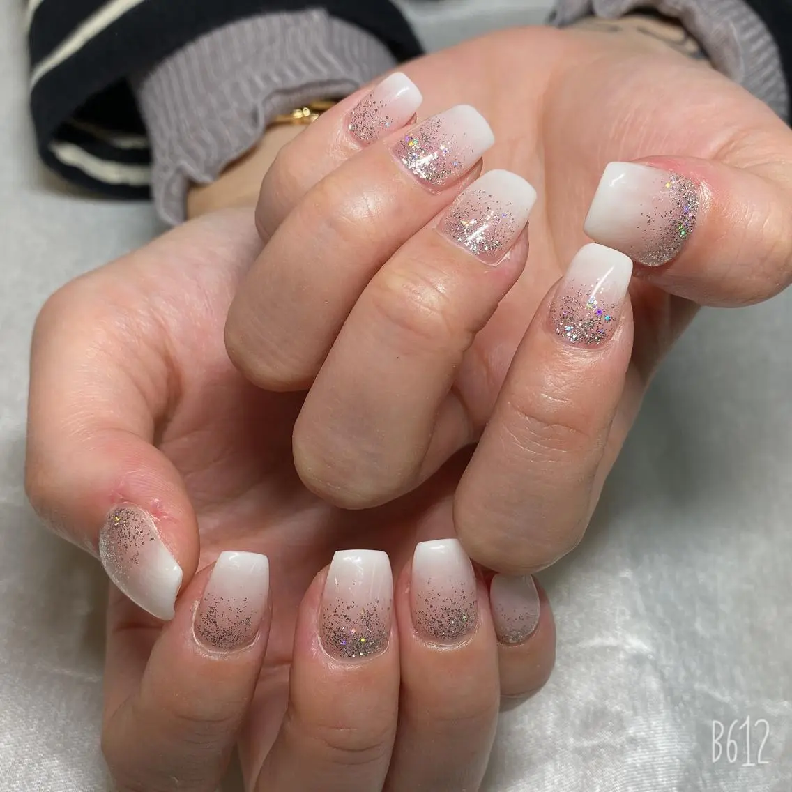 ミディアム パーマ ヘアアレンジ メンズ キッズ ネイル マツエク・マツパ アイブロウ グラデーション ラメ(グリッター) ホワイト ハンドネイル ハンドケア 今福鶴見ネイル 8(ｴｲﾄ)のネイルデザイン