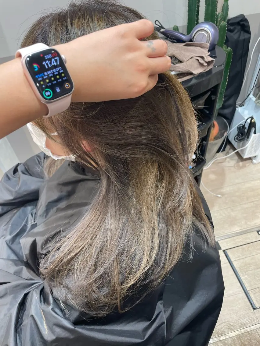ロング カラー ベージュカラー ハイライトカラー シルバー ハイライト 美谷添（ミヤゾエ） まどか大人ヘアサロンのヘアスタイル