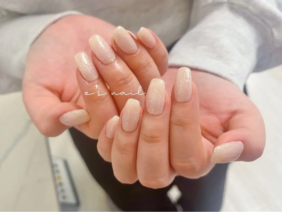 ネイル ゴールド ラメ(グリッター) ワンカラーネイル ホワイト e’s nail Lumièreのネイルデザイン