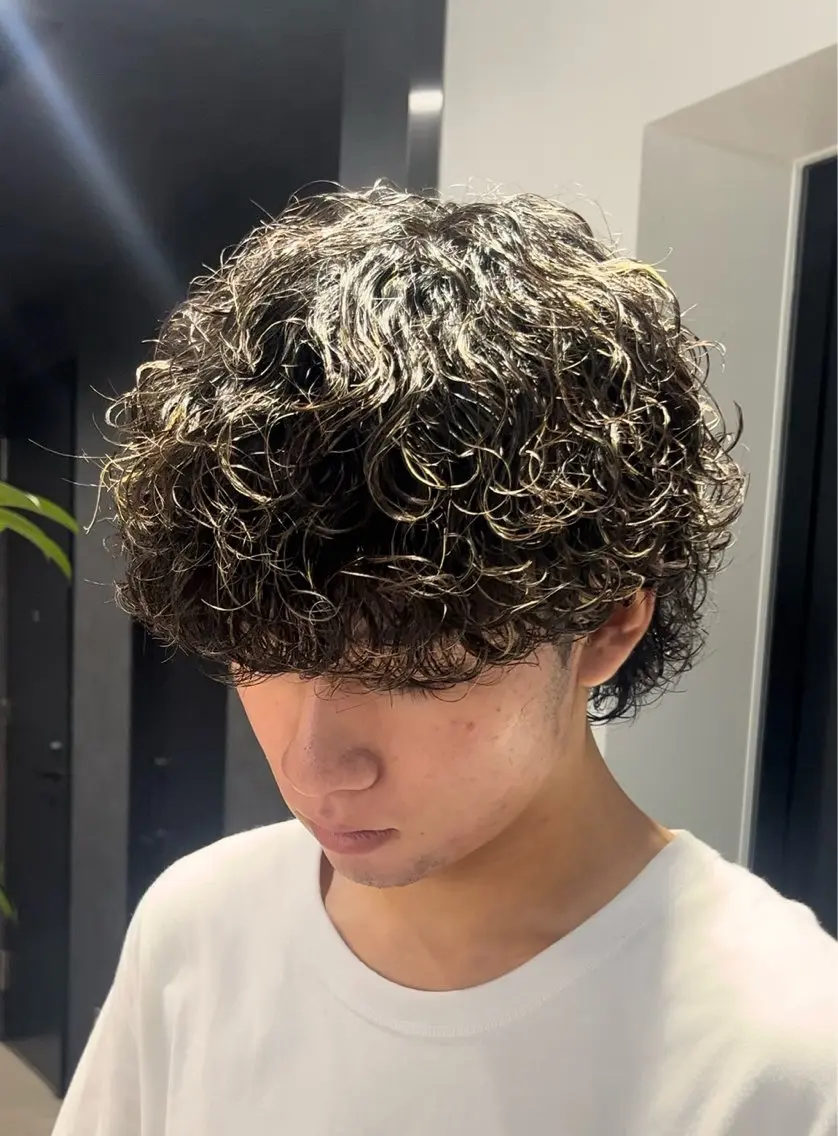 ショート カラー パーマ メンズ メンズパーマ 波巻きパーマ カット パーマ ヘッドスパ ヘアセット センターパート マスターかずまのヘアスタイル