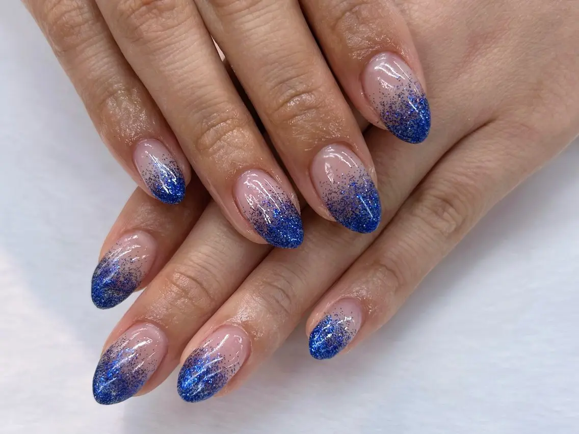 ネイル ブルー グラデーション ラメ(グリッター) ラメグラデーション 狭間 GRANBEAUTYのネイルデザイン