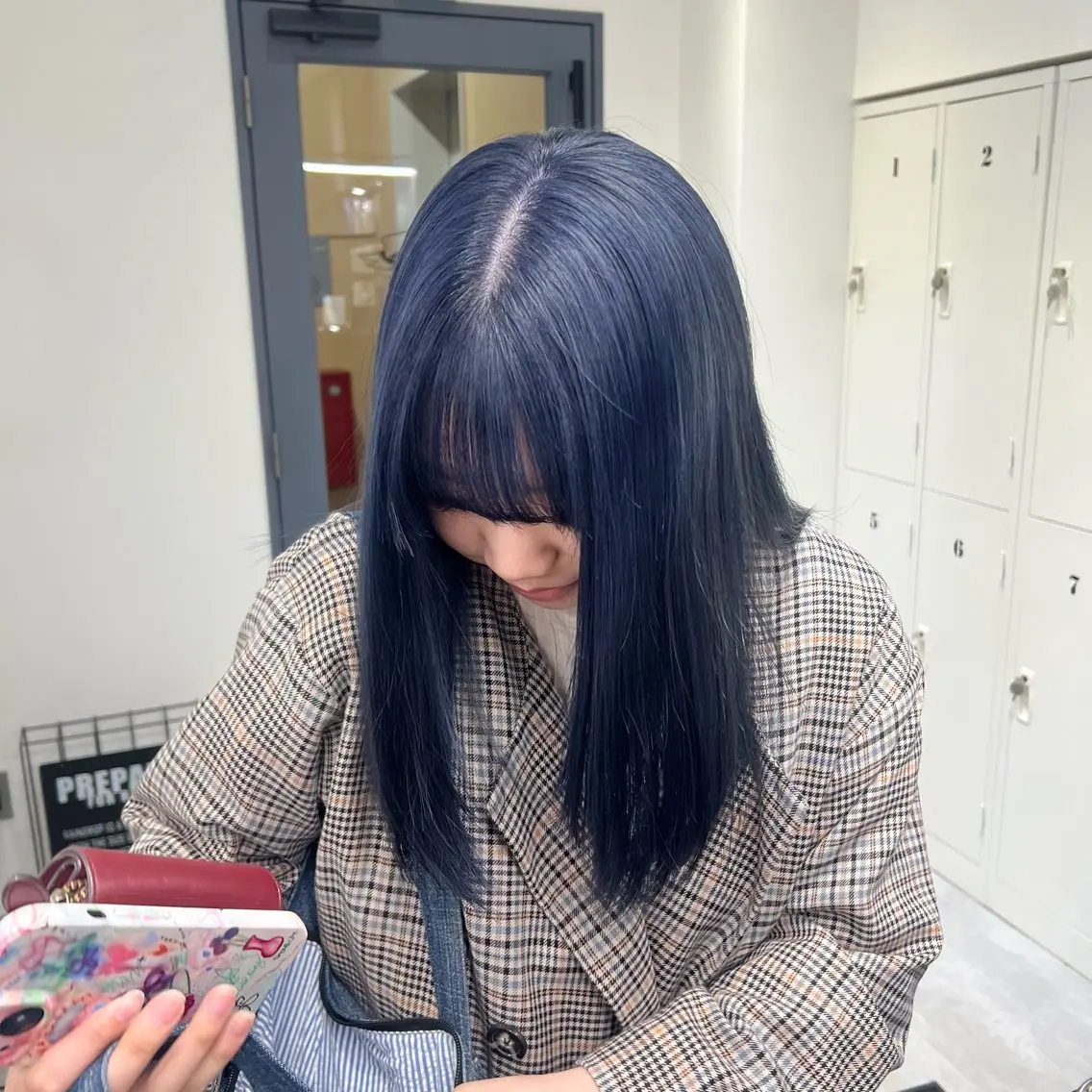 セミロング カラー セミロングパーマ ブリーチ ブルーカラー 透明感カラー デザインカラー ショート/ウルフ カットモデル募集のヘアスタイル