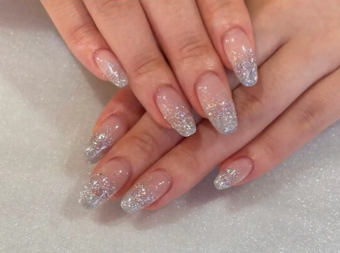 2回目以降のお客様◇オフなし💅カラーグラデーション🪽ラメグラデーション✨伸びても気にならないデザインです✴️の写真
