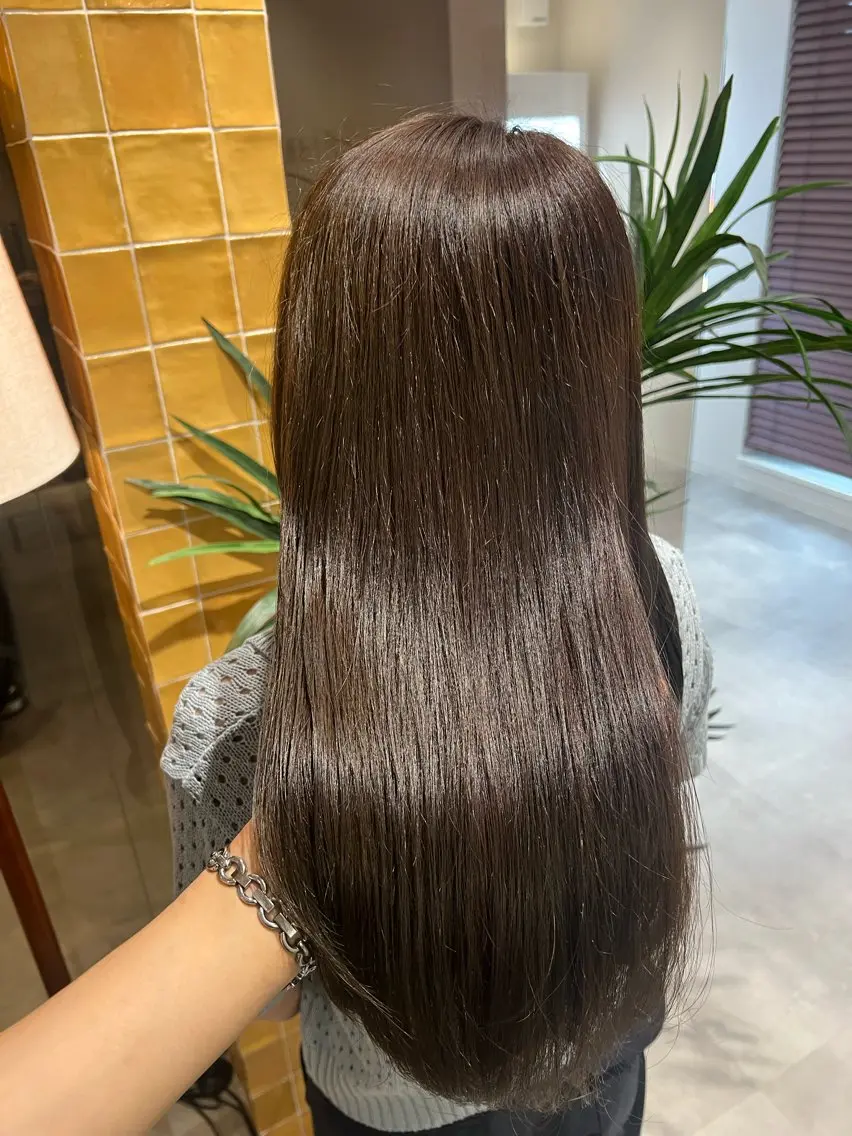 ロング アッシュ アッシュグレー カット ヘアカラー トリートメント 艶髪/透明感 髪質改善 YUKIのヘアスタイル