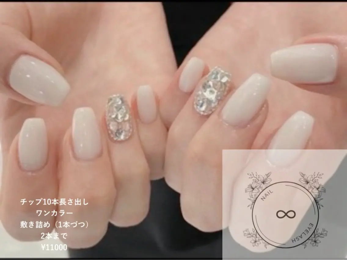 ネイル ワンカラーネイル ストーンネイル ホワイト 🧸 Emiri🫧のマツエク・マツパデザイン