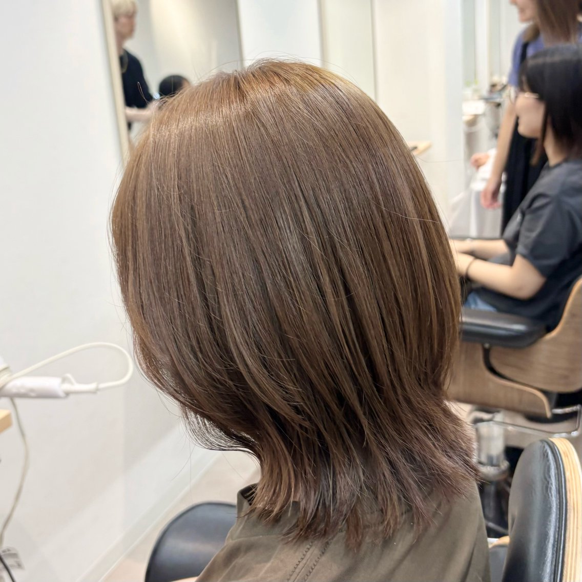 ミディアム カット ヘアカラー トリートメント レイヤー/くびれ /ツヤ感カラー/うみのヘアスタイル