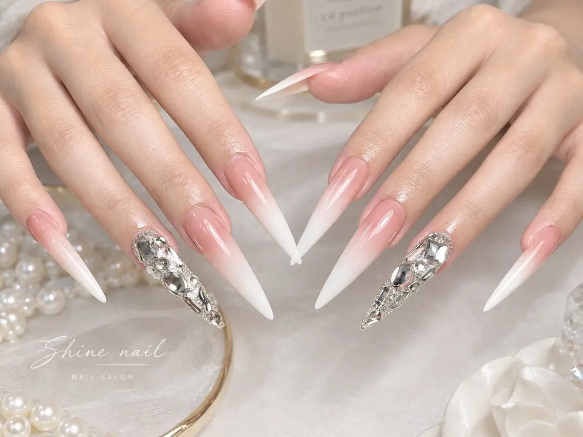 ネイル shine 🎀 長さ出し専門のネイルデザイン