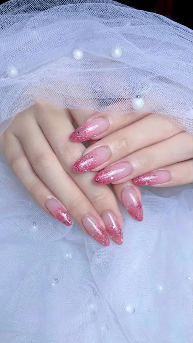 ネイル キラキラネイル ラメ(グリッター) ピンク シルバー ハンドネイル 𝑬𝑹𝑰𝑲𝑨 𓂃🎀𓈒𓏸のネイルデザイン