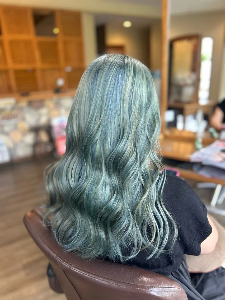 ロング カラー ブリーチ ハイライトカラー ハイライト カット ヘアカラー 井上 花音のヘアスタイル