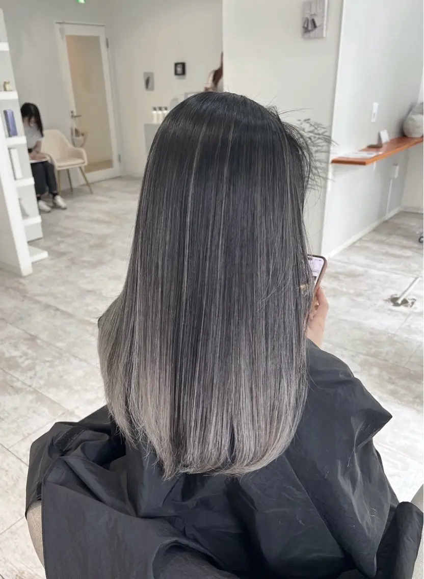 セミロング カラー バレイヤージュ シルバー ホワイトシルバー レイヤーカット 指名数No.1 /NAOYAのヘアスタイル