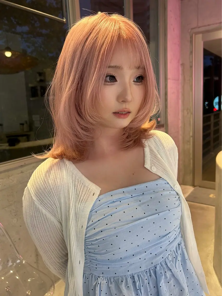 ミディアム カラー ピンクカラー ホワイトピンク レイヤーカット カット ヘアカラー トリートメント loe 🦋mamiya🦋のヘアスタイル