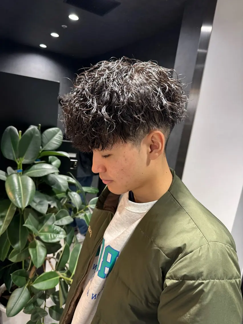 ショート カラー パーマ ヘアアレンジ メンズ メンズブリーチ センターパート メンズハイライト メンズハイトーン マッシュ スパイキー/フェザー /波巻き/かいとのヘアスタイル