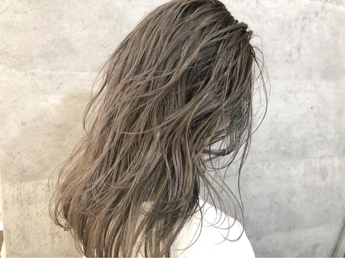 ミディアム カラー 顔周りレイヤーカット ブリーチminamiのヘアスタイル