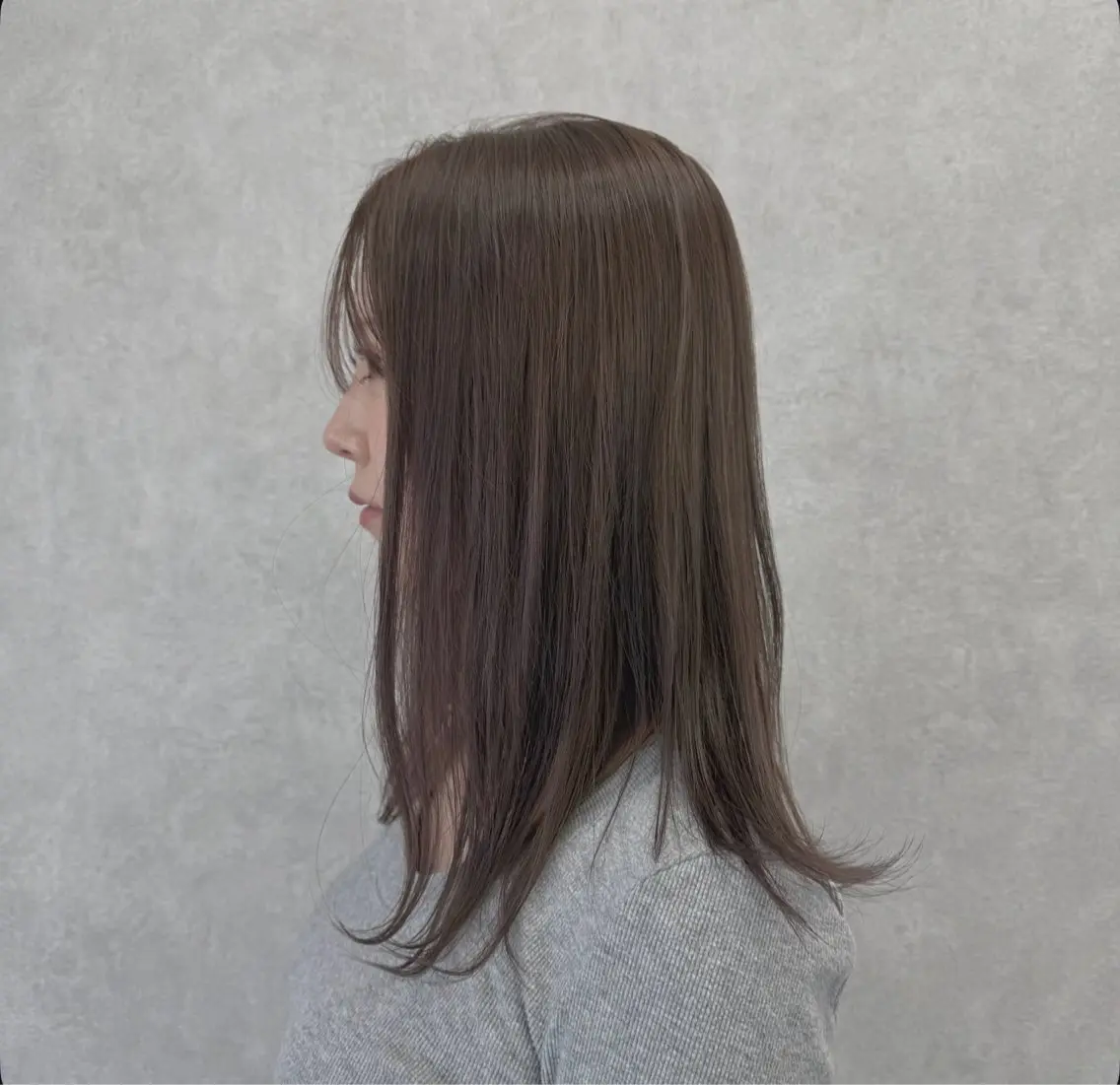 ミディアム カラー グレージュ ’Flower’ AYAKAのヘアスタイル