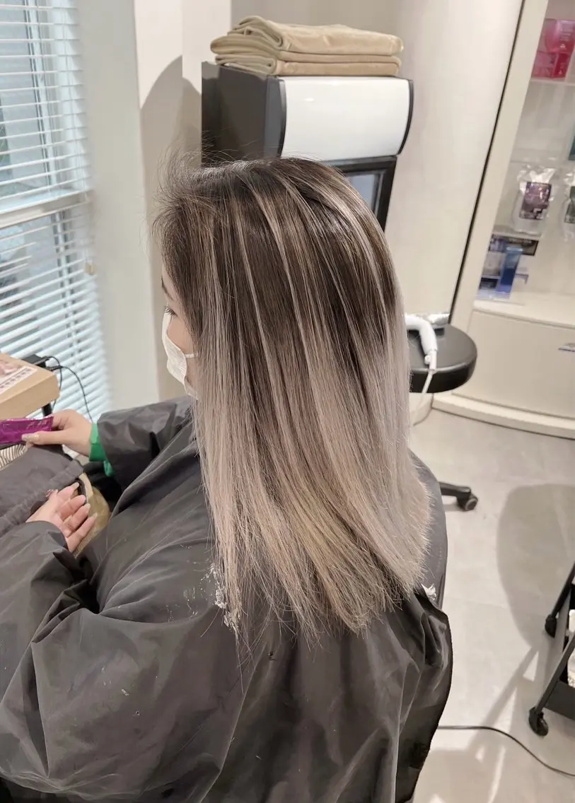 ミディアム カラー バレイヤージュ グレージュ レイヤーカット 指名数No.1 /NAOYAのヘアスタイル