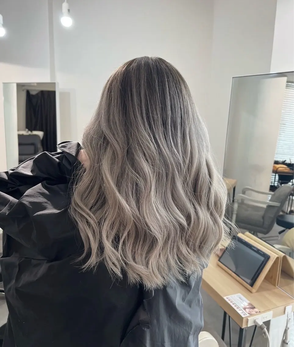 セミロング カラー バレイヤージュ シルバー ホワイトシルバー レイヤーカット 指名数No.1 /NAOYAのヘアスタイル