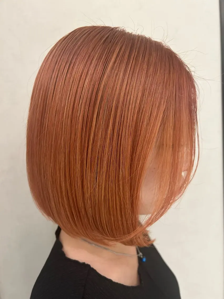 ショート カラー 前下がりボブ ベージュカラー ブリーチ ケアブリーチ オレンジ 松岡 恭弘のヘアスタイル