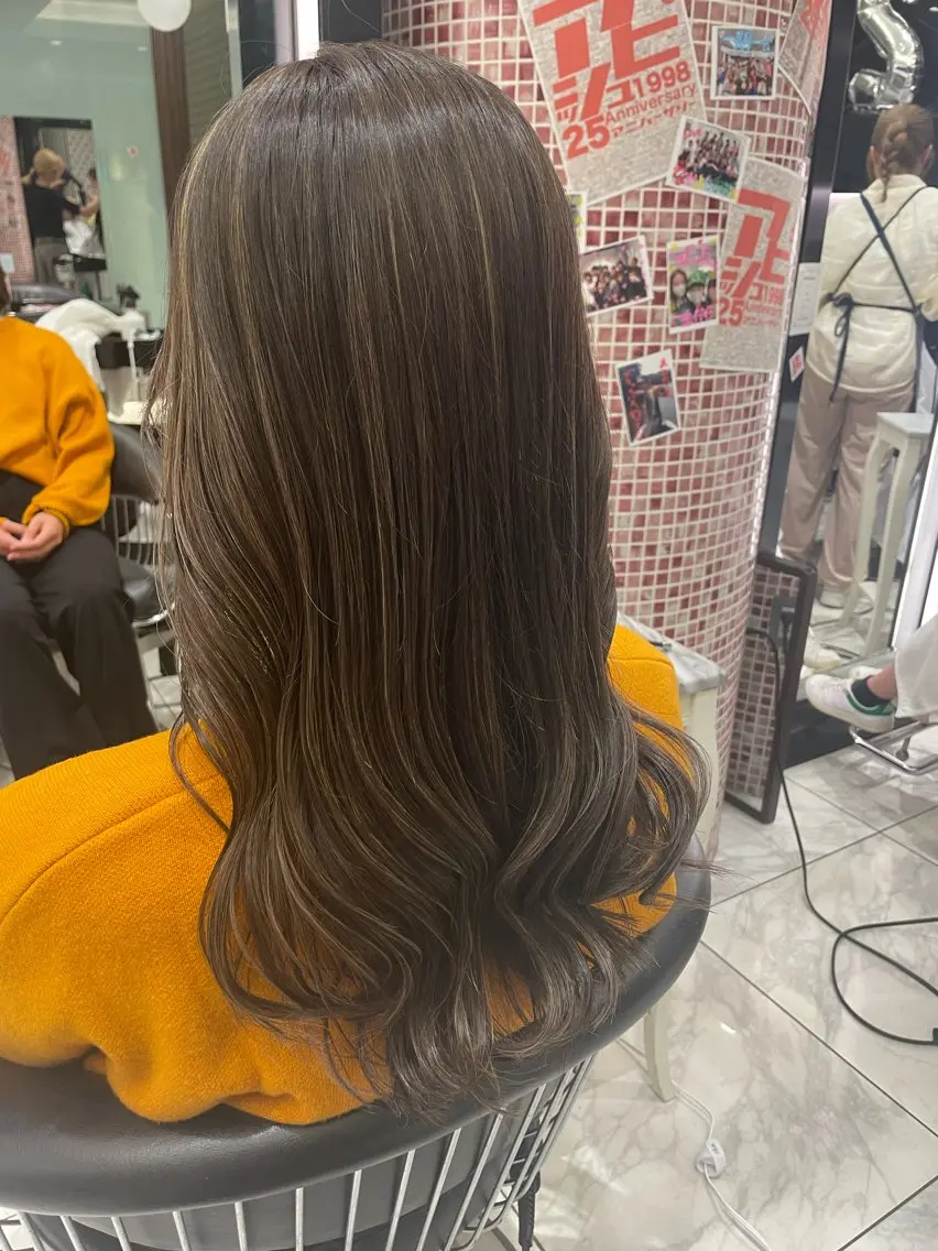 ロング カラー ハイライトカラー ハイライト ヘアカラー コテ巻きパーマ 藤野佑成のヘアスタイル
