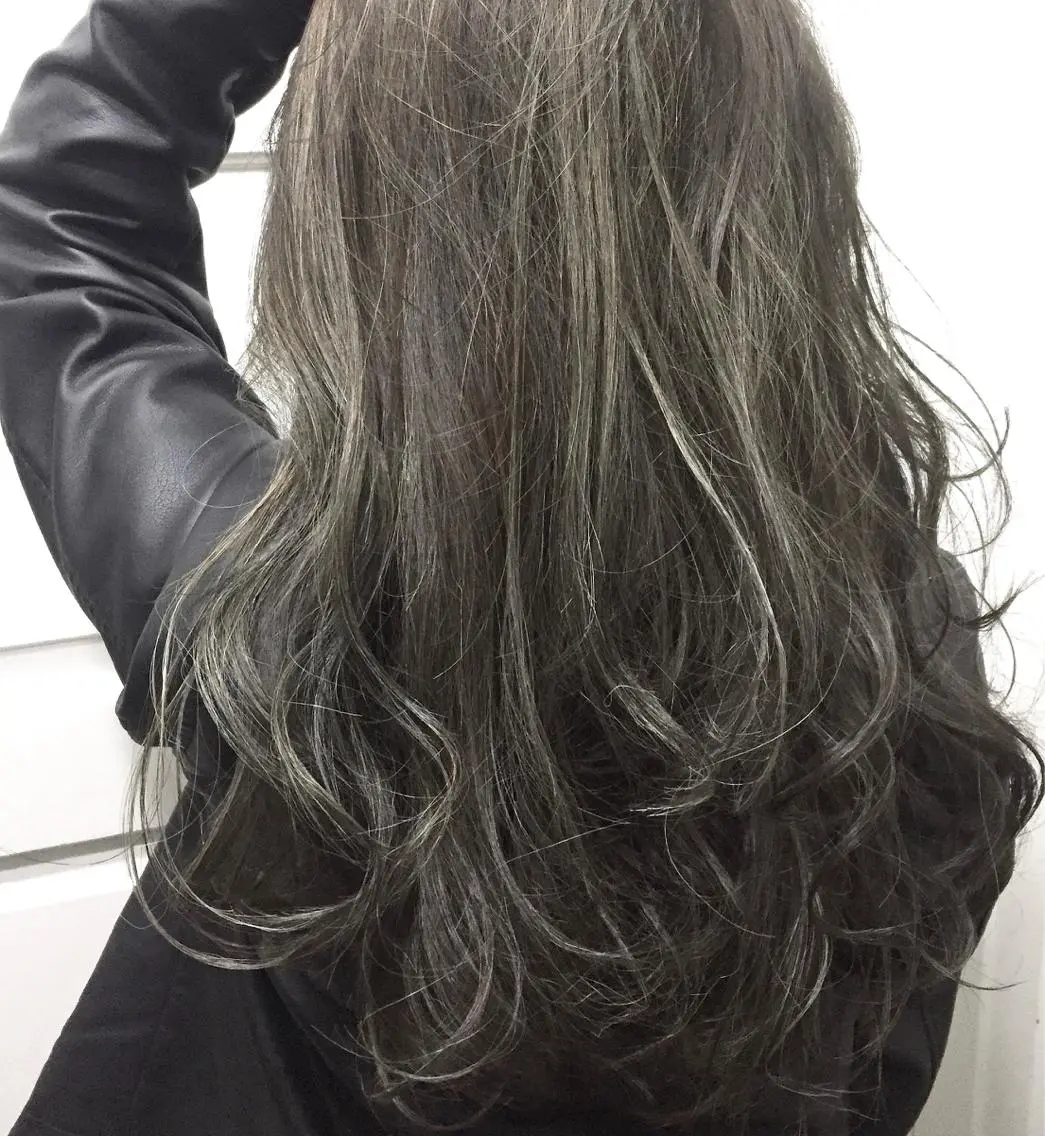 ロング カラー アッシュ アッシュグレー ハイライトカラー ハイライト 若杉 諒のヘアスタイル