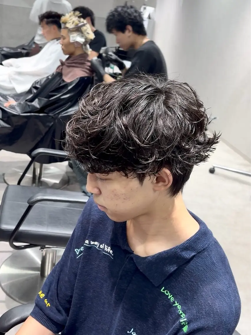 ショート カラー パーマ メンズ カット パーマ 【シャドウパーマ センターパート】義心のヘアスタイル