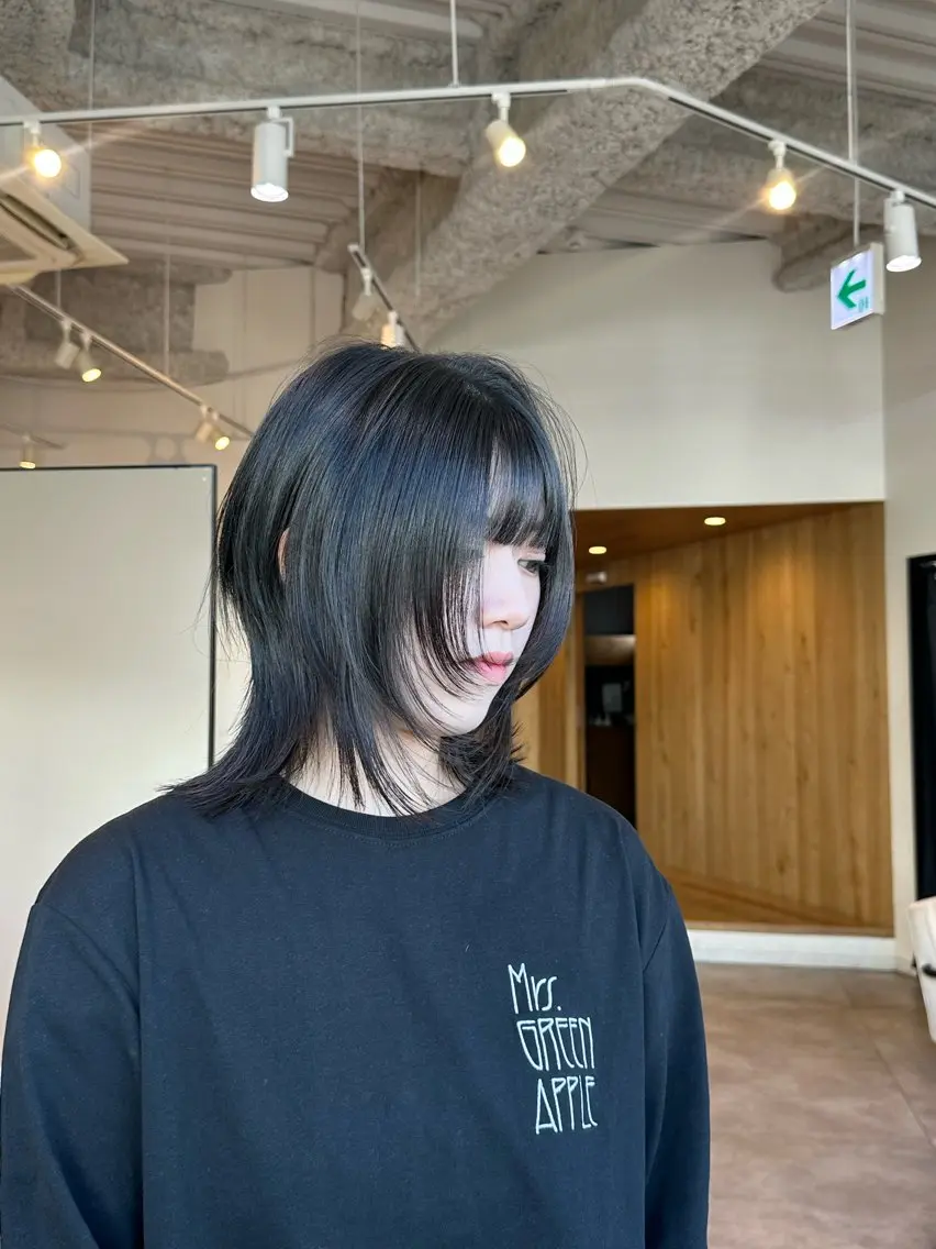 ショート カラー 黒髪 ブルーカラー ブルーブラック ハイトーンカラー ボブ 大阪ウルフカット ハッシュカットのヘアスタイル