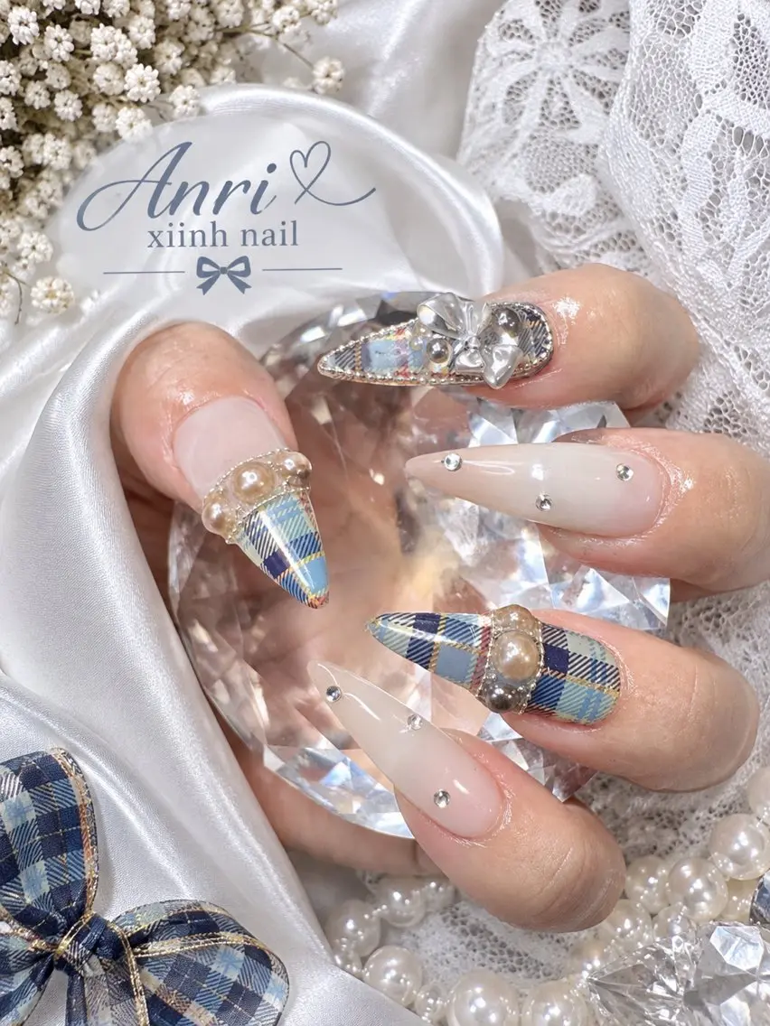ネイル チークネイル 長さ出し フットネイル ジェルネイル 卒業式 𝓐𝓷𝓻𝓲 XiinhNailのネイルデザイン