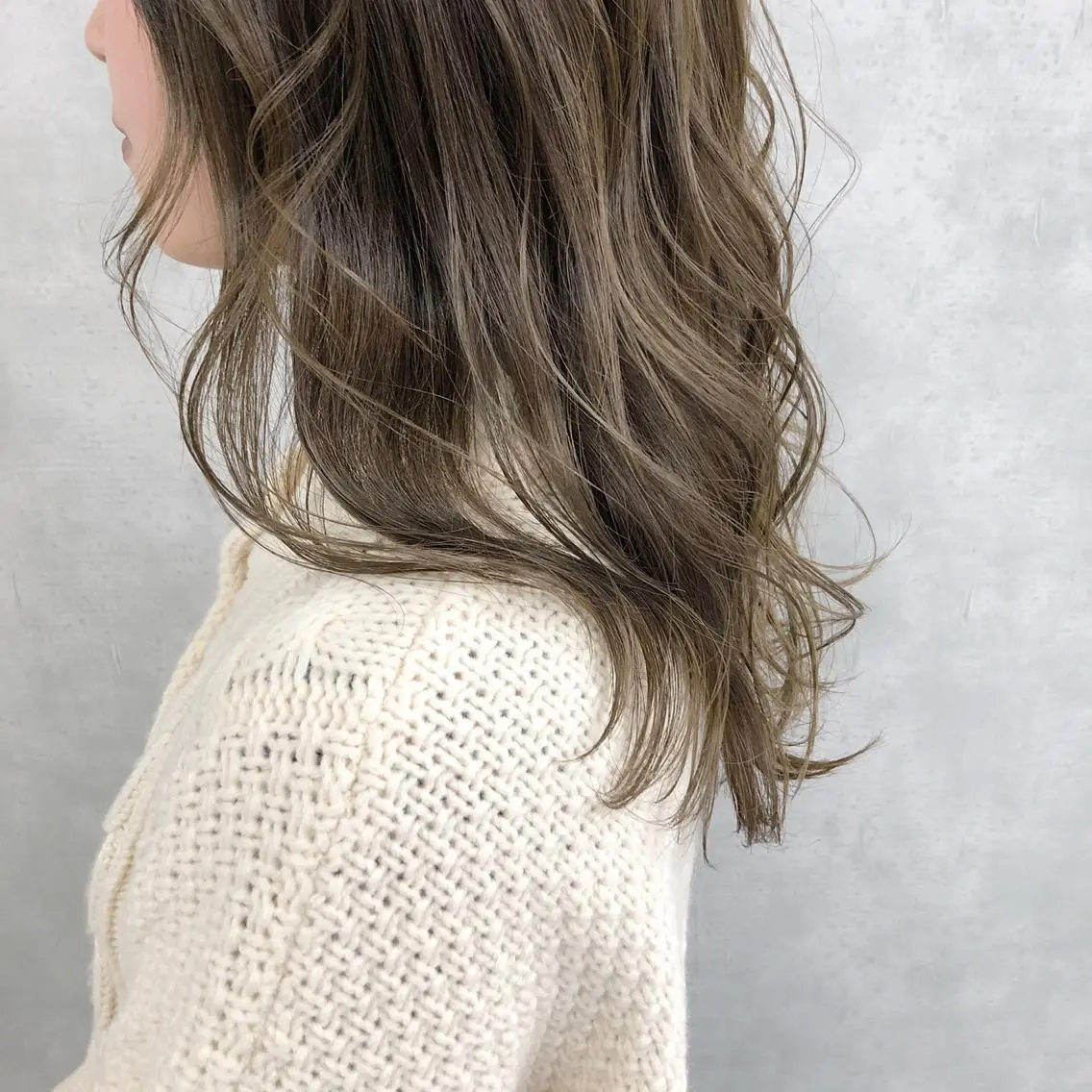 ミディアム カラー ベージュカラー グレージュ ハイライトカラー ミルクティーグレージュ ハイライト universe tokyoのヘアスタイル
