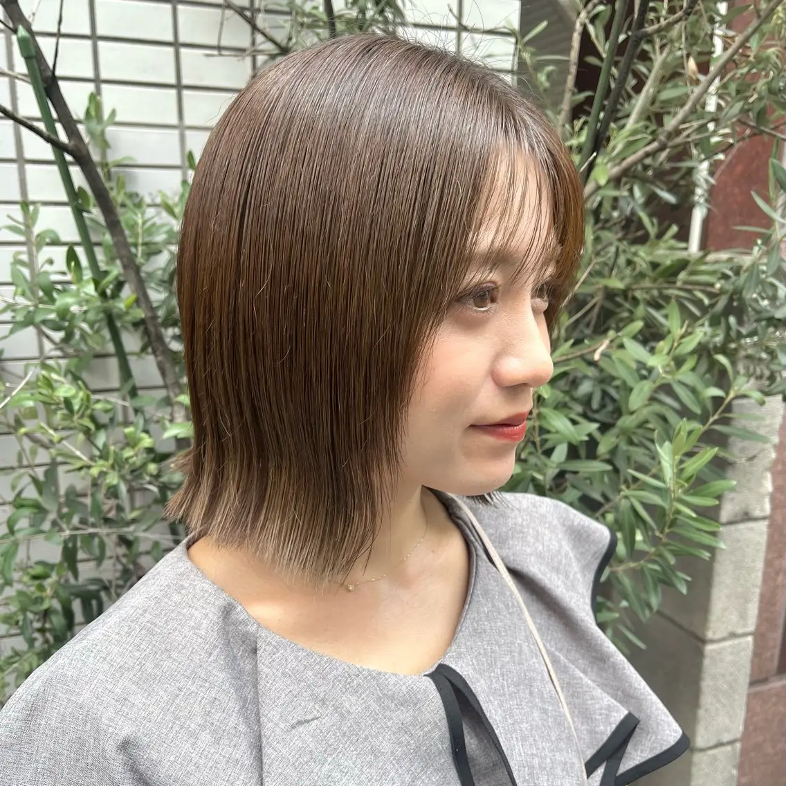 ミディアム カラー 切りっぱなしボブ アッシュ ベージュカラー ブリーチ ブリーチなしカラー 透明感カラー/ 髪質改善/レイヤーのヘアスタイル
