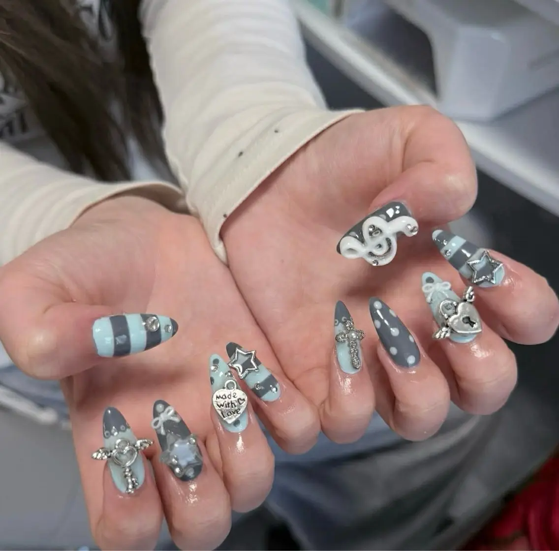 ネイル オーロラネイル クリアネイル 成人式 フラッシュネイル ジェルネイル ハンドネイル Amee Nail Salonのネイルデザイン