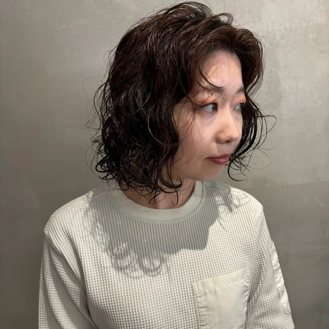 ミディアム パーマ 瑠己杏 :ボブ/ ハイトーンワンカラーのヘアスタイル