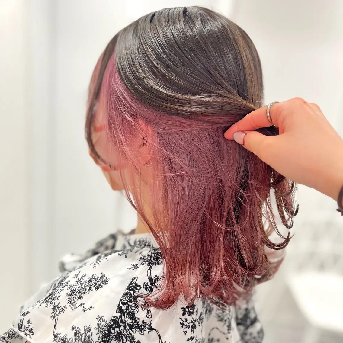セミロング カラー イヤリングカラー インナーカラー 🫧うる艶トレンド 🫧透明感カラーのヘアスタイル