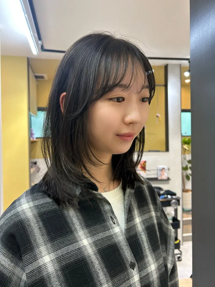ミディアム カラー ミディアムレイヤー 透明感カラー グレージュ レイヤーカット hubhair レイヤー/透明感のヘアスタイル