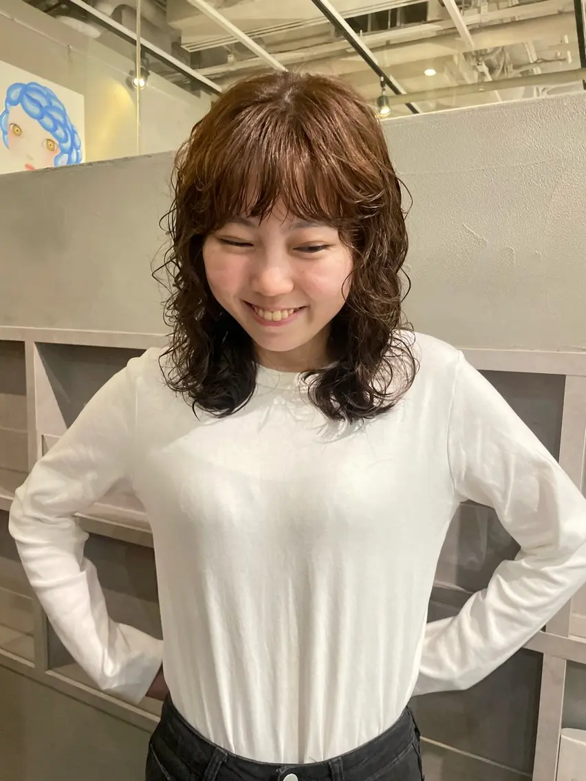 ミディアム パーマ ミディアムレイヤー ミディアムパーマ レイヤーカット 似合わせカット 長島 舞のヘアスタイル