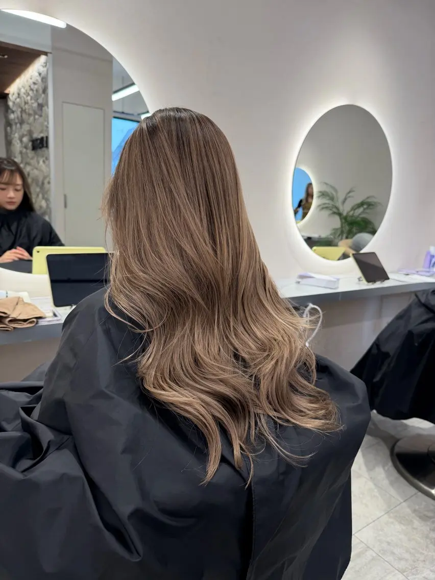 ロング レイヤーカット ヘアカラー 🦋MAHO🦋 デザインカラーのヘアスタイル