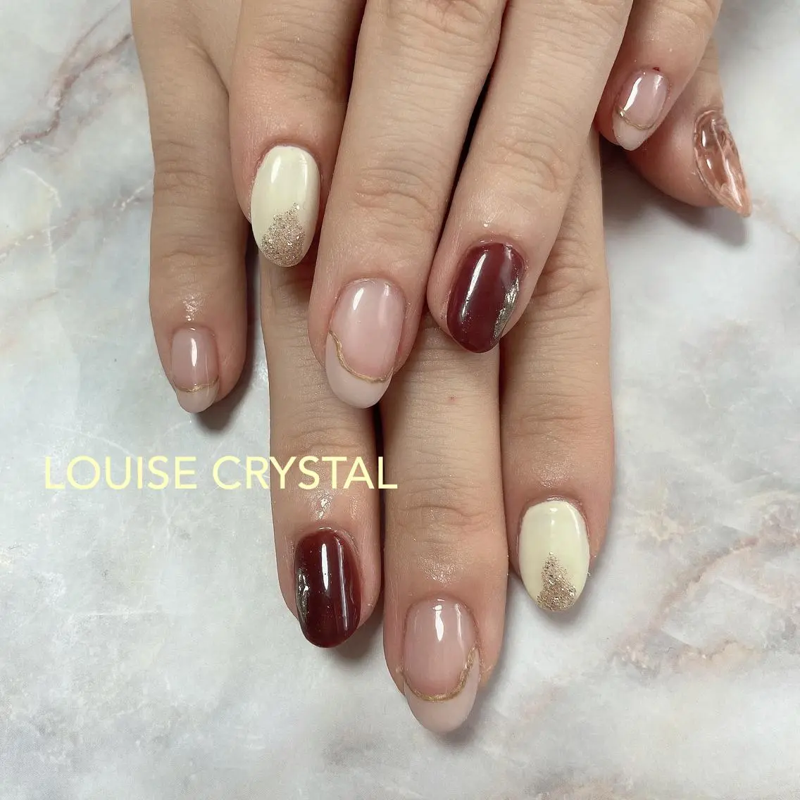 ネイル フレンチネイル ハンドネイル LOUISE CRYSTALのネイルデザイン