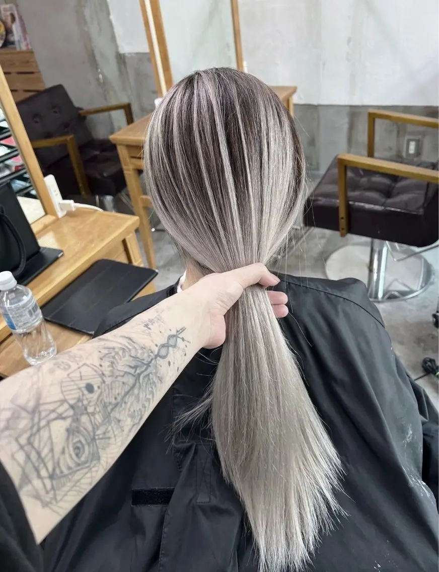 ロング カラー バレイヤージュ シルバー ホワイトシルバー レイヤーカット ヘアカラー トリートメント 指名数No.1 /NAOYAのヘアスタイル