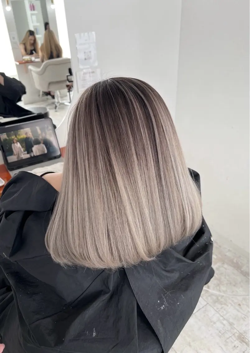 ミディアム カラー バレイヤージュ グレージュ レイヤーカット 指名数No.1 /NAOYAのヘアスタイル
